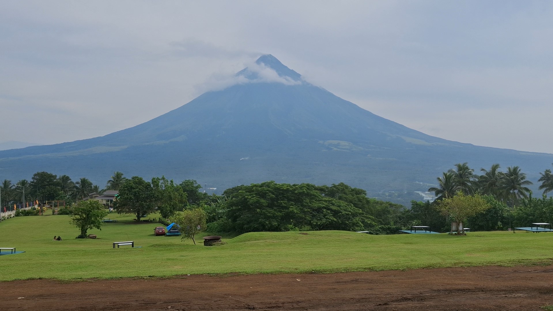 A relaxing picnic setup on the grassy meadows of Quituinan Hill under the Albay sun